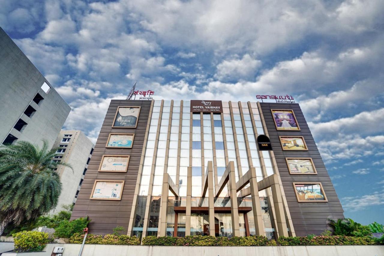 Townhouse Oak Hotel Vaibhav Surat Bagian luar foto