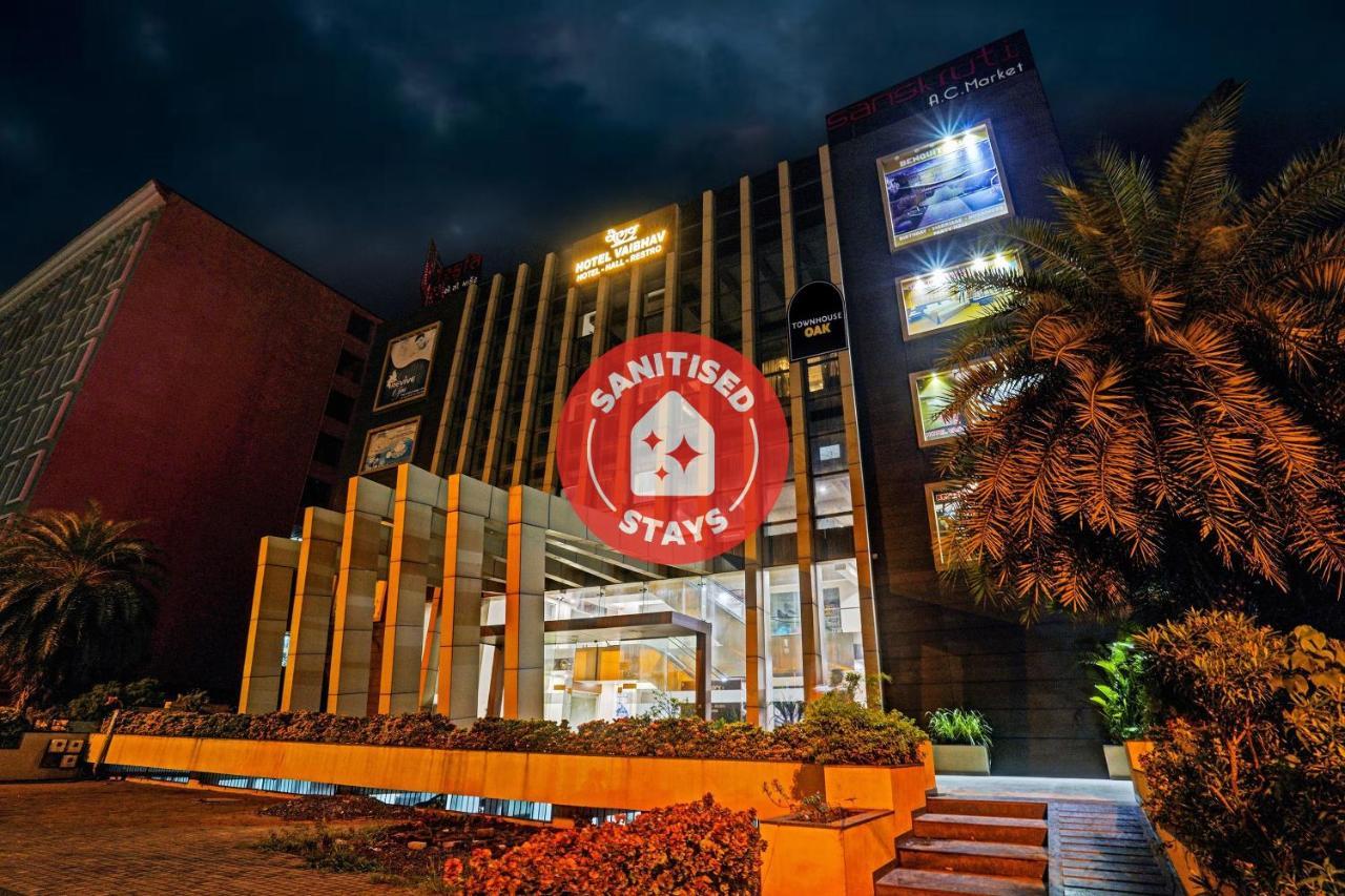 Townhouse Oak Hotel Vaibhav Surat Bagian luar foto
