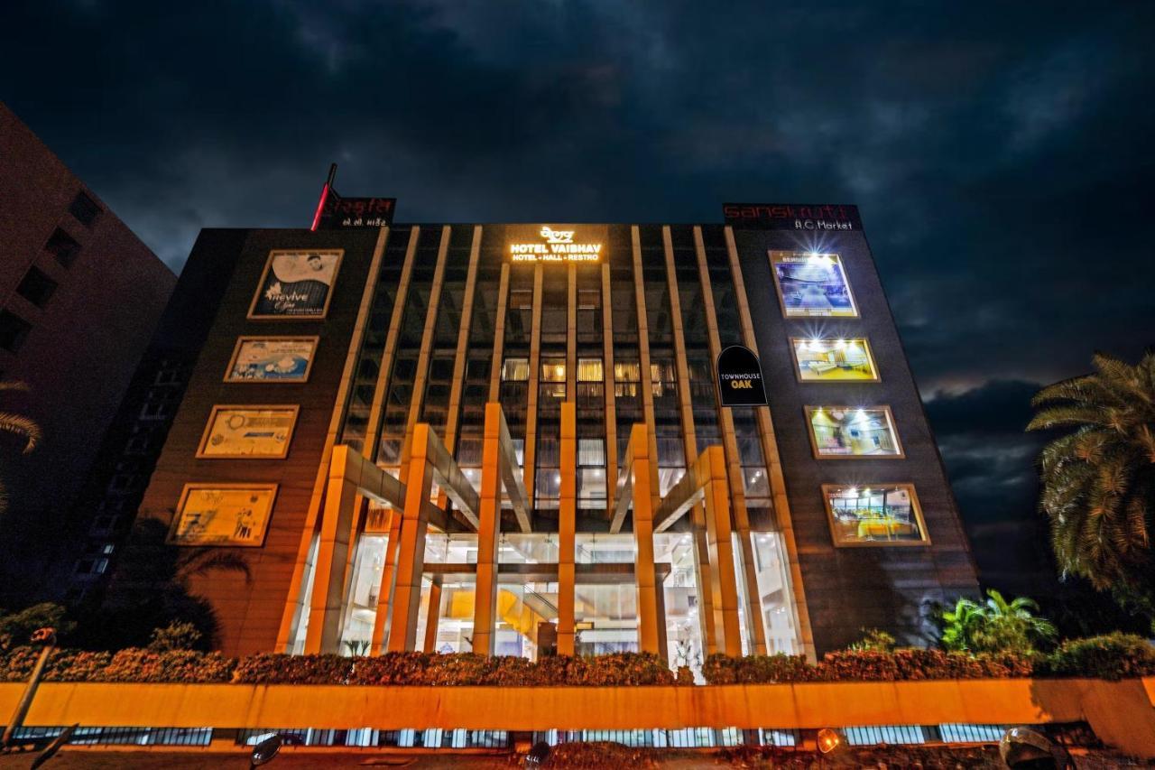 Townhouse Oak Hotel Vaibhav Surat Bagian luar foto