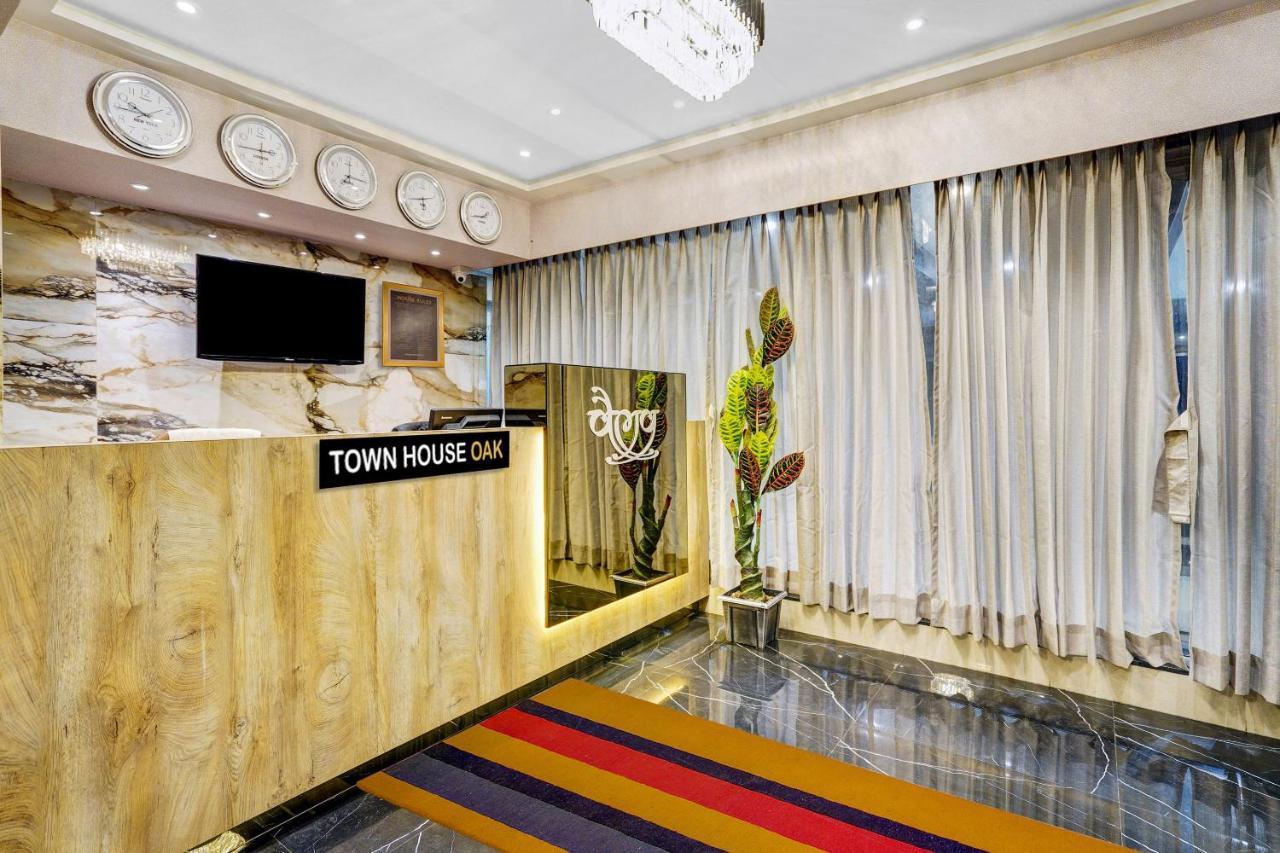 Townhouse Oak Hotel Vaibhav Surat Bagian luar foto