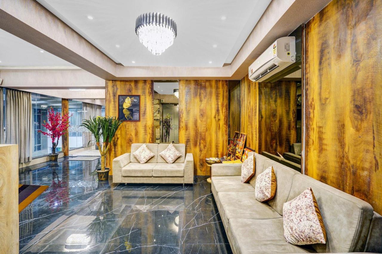 Townhouse Oak Hotel Vaibhav Surat Bagian luar foto