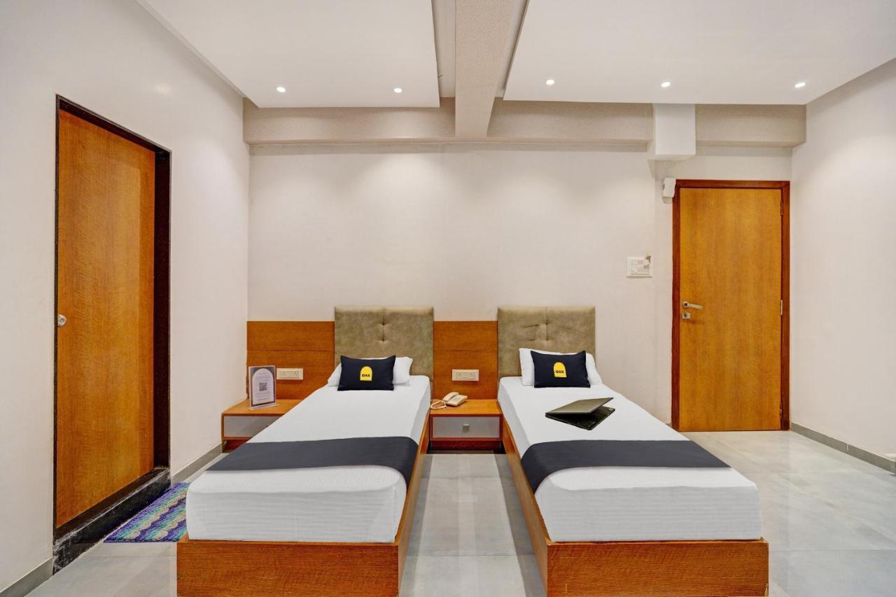 Townhouse Oak Hotel Vaibhav Surat Bagian luar foto