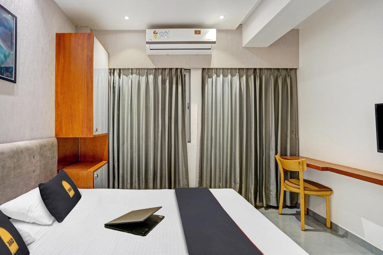 Townhouse Oak Hotel Vaibhav Surat Bagian luar foto