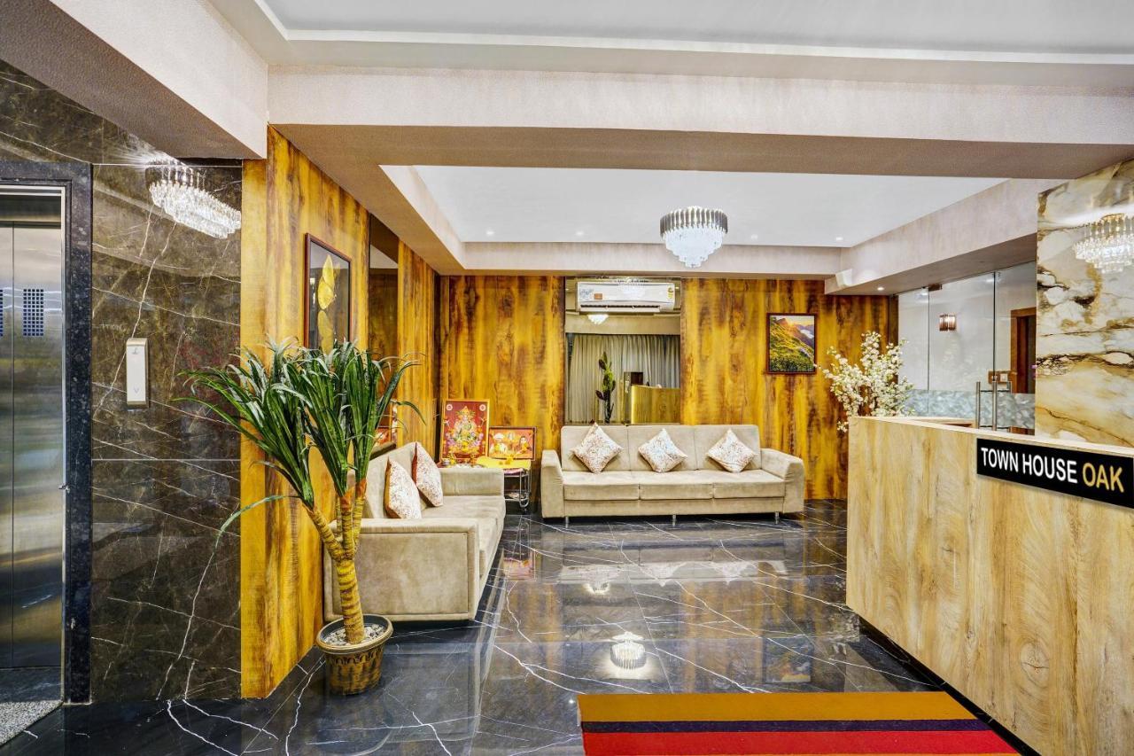 Townhouse Oak Hotel Vaibhav Surat Bagian luar foto