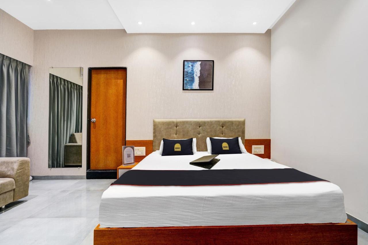 Townhouse Oak Hotel Vaibhav Surat Bagian luar foto