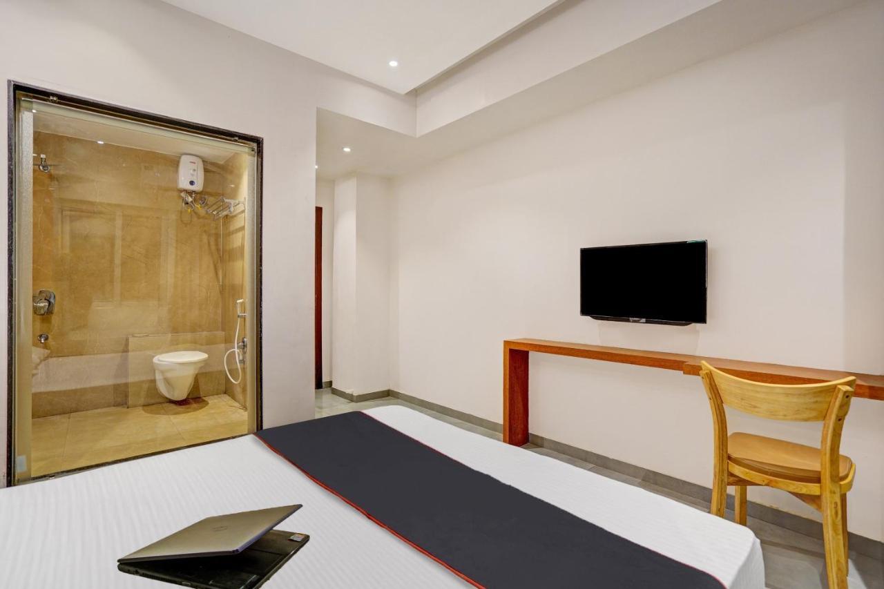 Townhouse Oak Hotel Vaibhav Surat Bagian luar foto