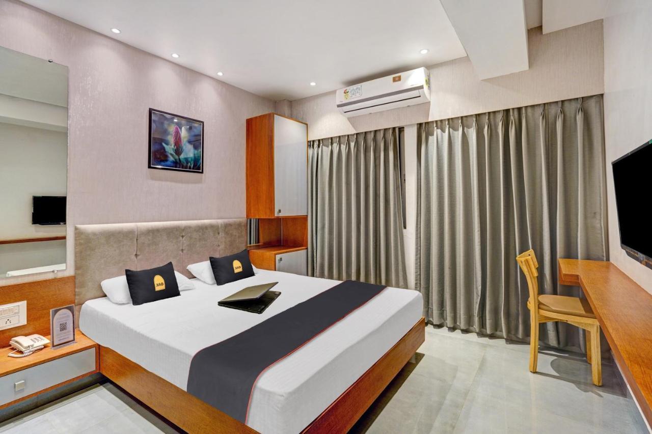 Townhouse Oak Hotel Vaibhav Surat Bagian luar foto