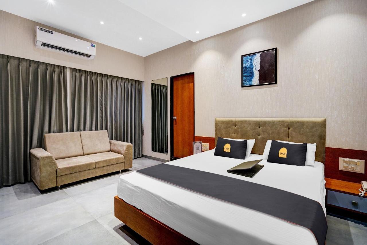 Townhouse Oak Hotel Vaibhav Surat Bagian luar foto