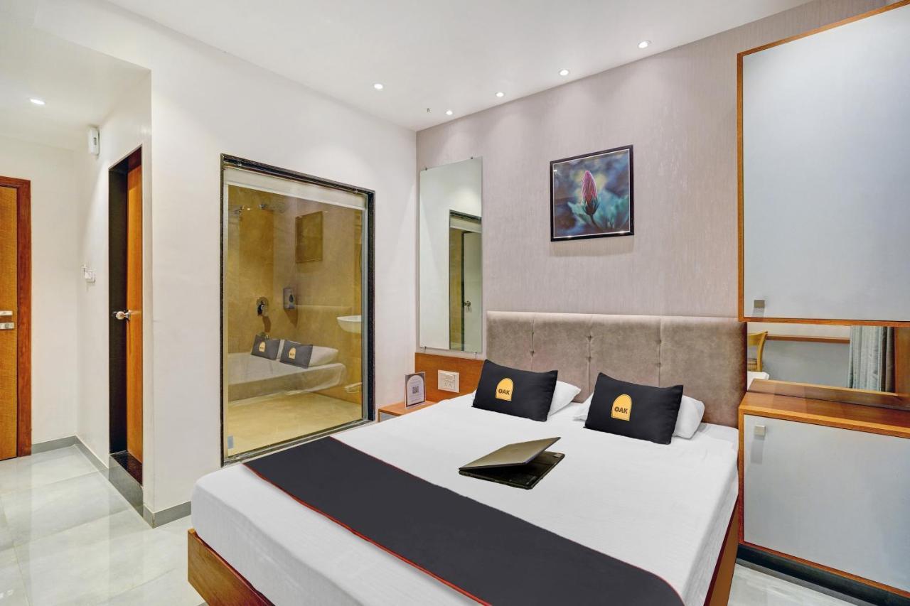 Townhouse Oak Hotel Vaibhav Surat Bagian luar foto