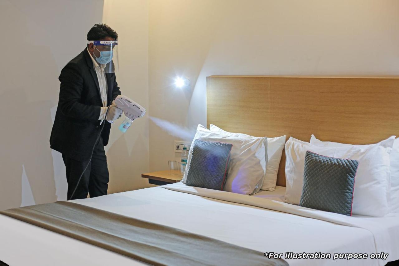 Townhouse Oak Hotel Vaibhav Surat Bagian luar foto